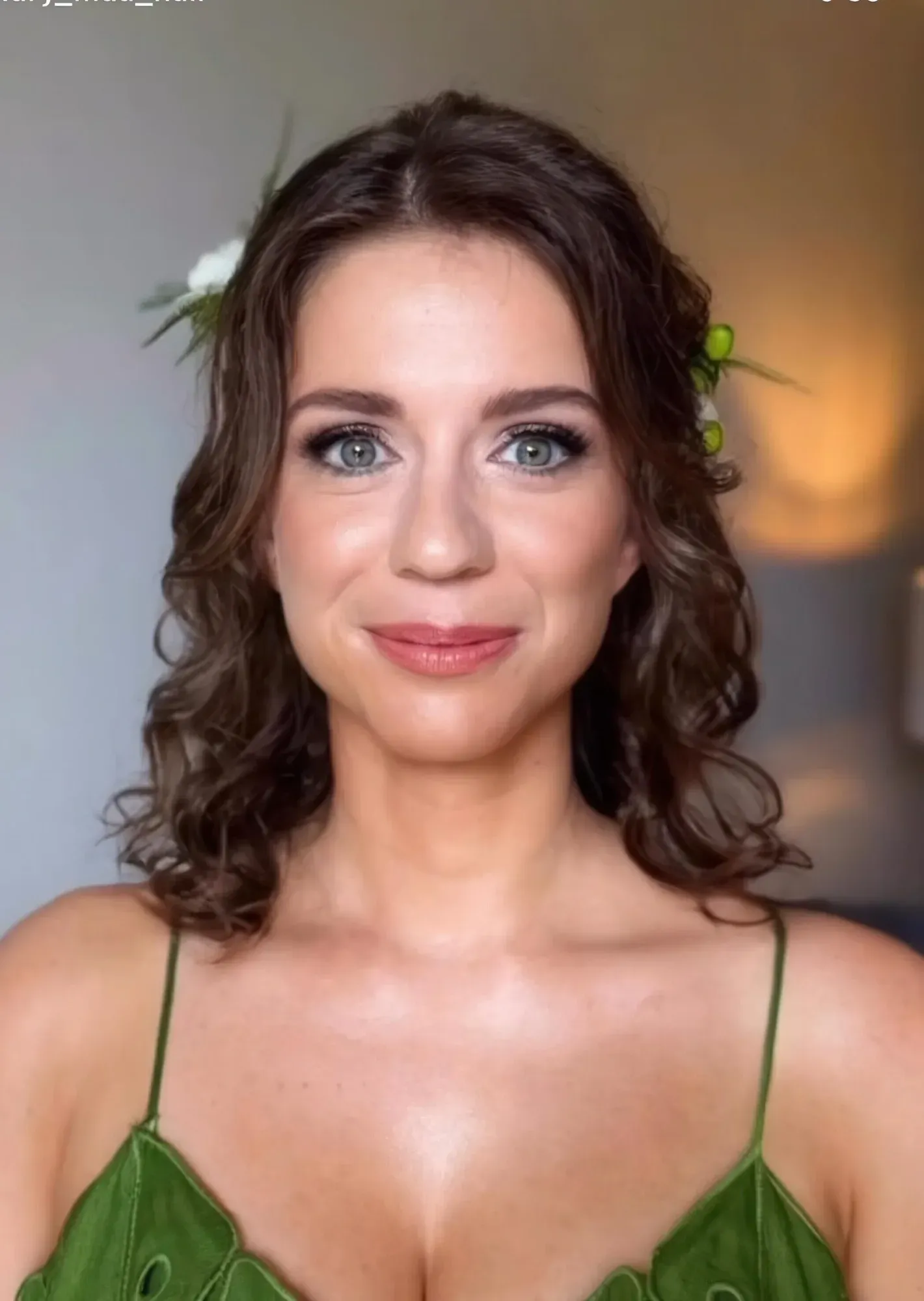 Femme en robe verte avec des motifs floraux